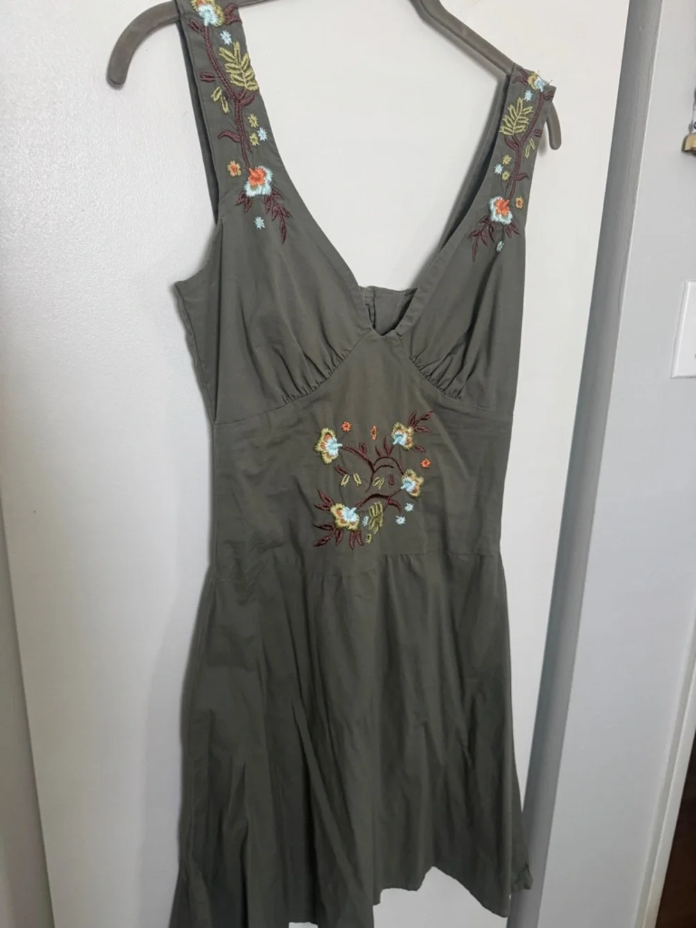 Vintage Olive Green Embroidered V-Neck Midi Dress - Picture 3 of 9